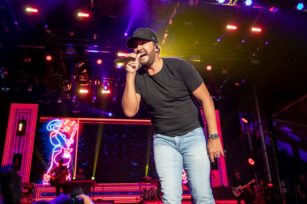 luke bryan performing