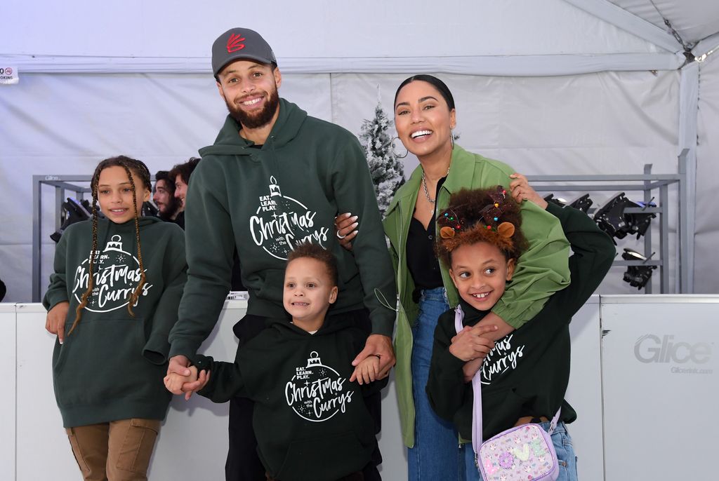 Riley Elizabeth Curry, Stephen Curry, Canon W. Jack Curry, Ayesha Curry dan Ryan Carson Curry menghadiri Eat. Mempelajari. Natal Tahunan ke-10 Play. dengan Perayaan Currys di The Bridge Yard pada 11 Desember 2022 di Oakland, California