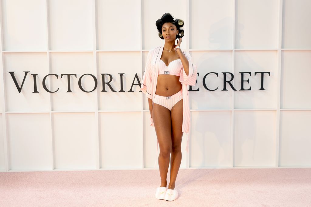 Angel Reese bersiap di belakang panggung di Victoria's Secret Fashion Show 2025 pada 15 Oktober 2025 di New York City