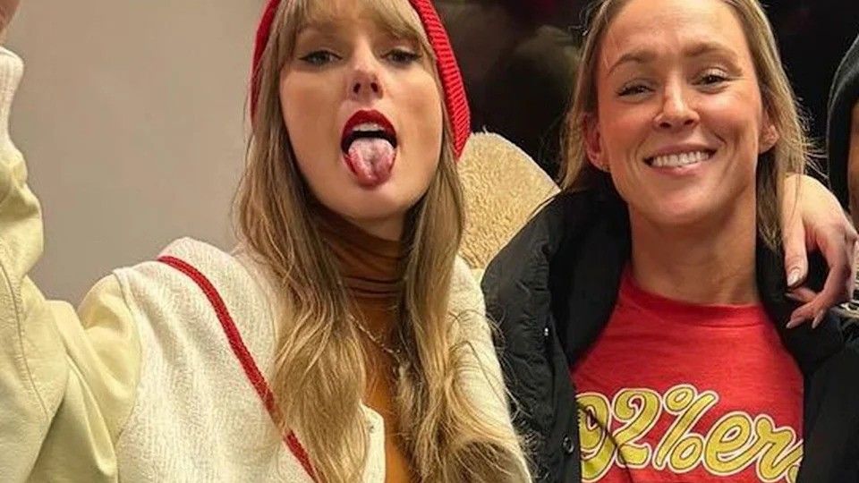 taylor swift posing with kylie kelce