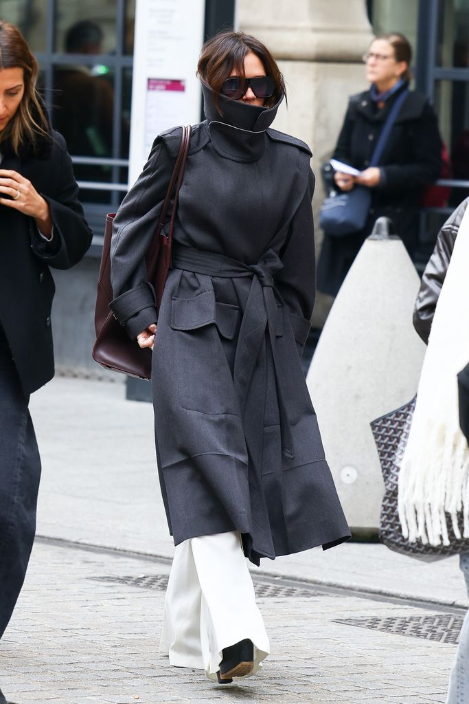 Victoria Beckham di jalanan dengan mantel parit hitam besar