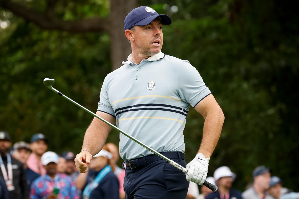 Rory McIlroy di Pale Blue Polo bereaksi pada tee ketiga selama pertandingan Foursomes Jumat pagi dari 2025 Ryder Cup di Black Course di Bethpage State Park Golf Course 