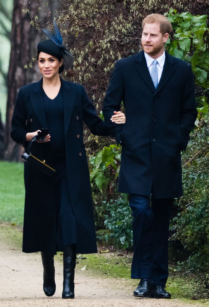 Meghan, Duchess of Sussex berjas hitam berjalan bersama Pangeran Harry