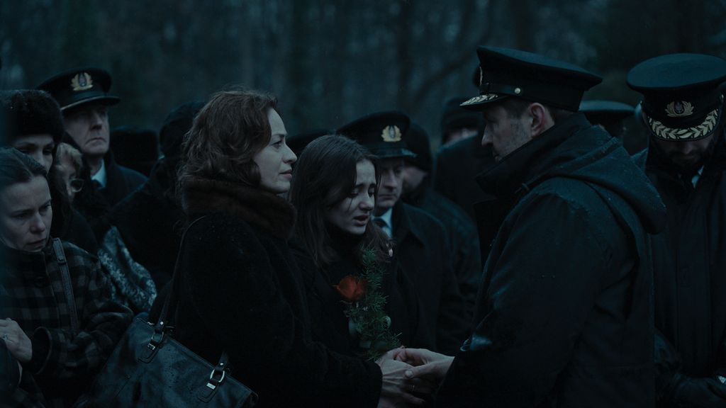 Actors and actresses at a funeral scene in Heweliusz