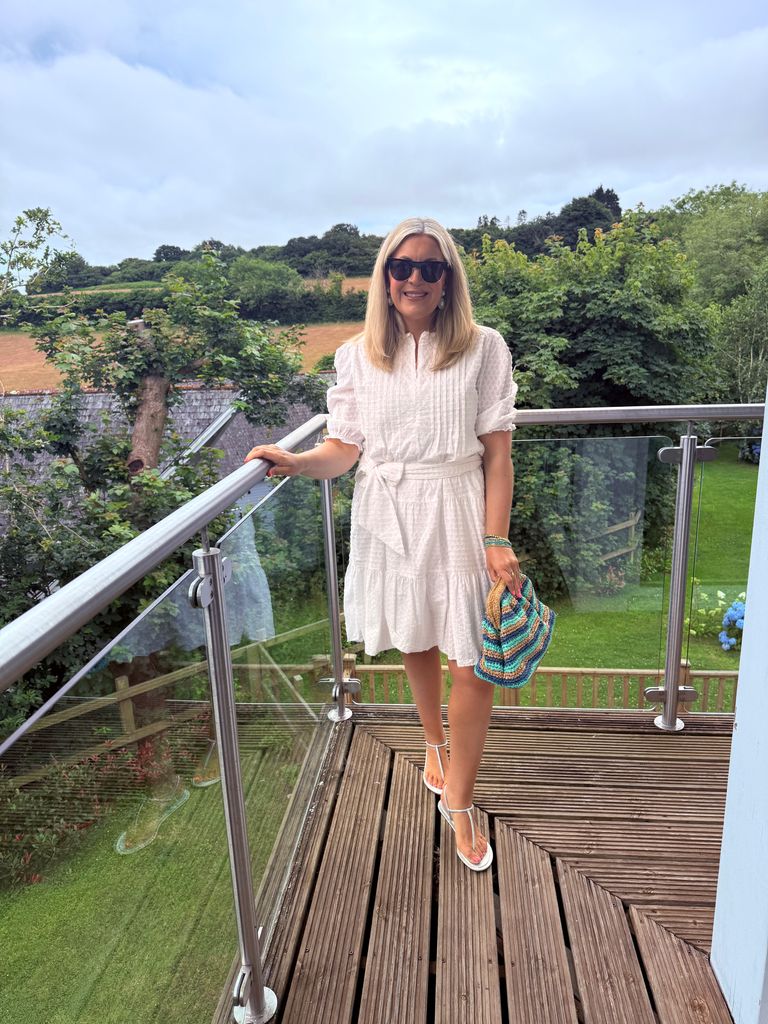 Comfort (dress) + Structure (belt) + One Statement Piece (colour pop clutch) 