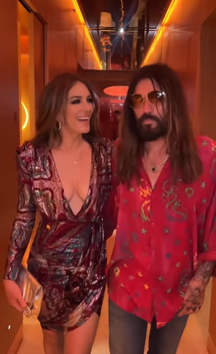 Elizabeth dalam gaun bungkus berkilau di samping Billy Ray Cyrus