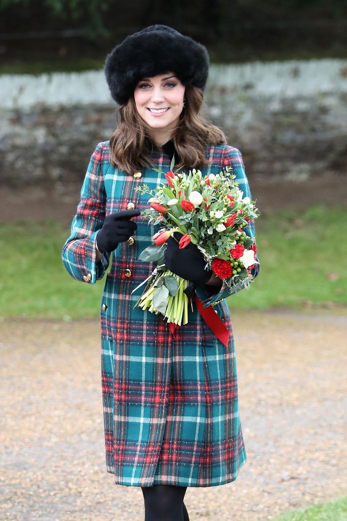 Kate tampil memukau dalam balutan peacoat tartan Miu Miu 