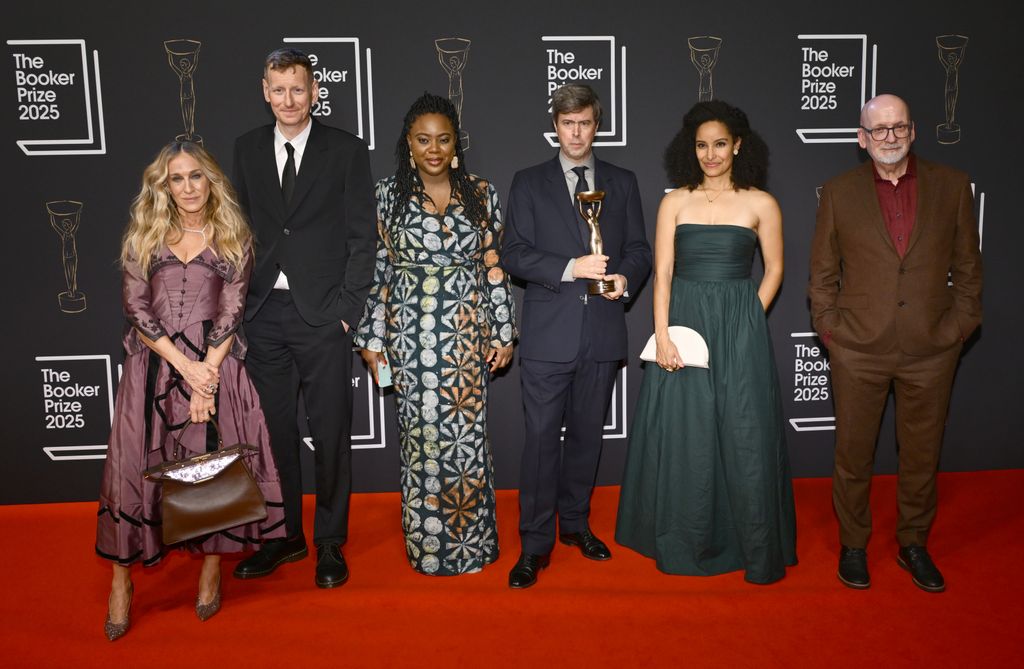 Sarah Jessica Parker bersama Chris Power, Ayobami Adebayo, Kiley Reid, dan Ketua panel juri Roddy Doyle di karpet merah