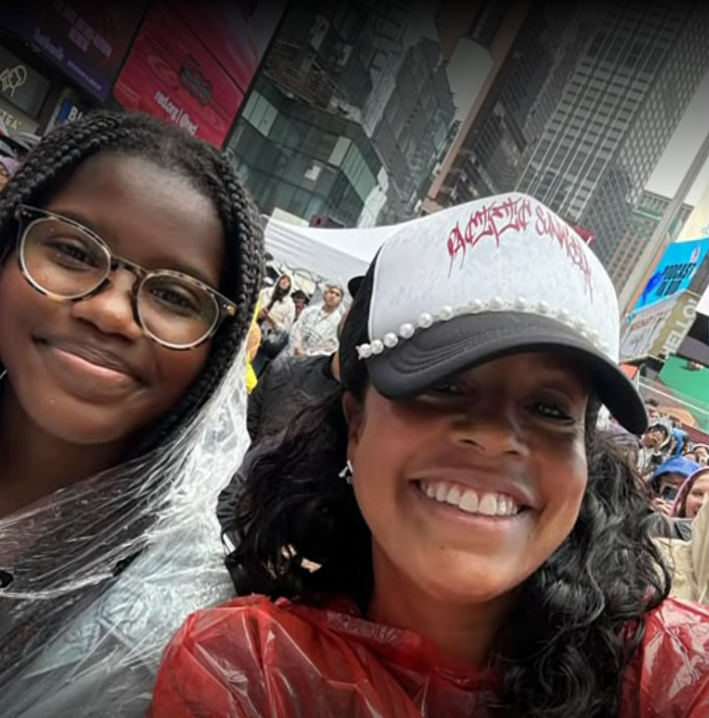 Foto compartida por Sheinelle Jones en hoy con su hija Clara durante una de sus primeras salidas públicas desde que regresó al programa
