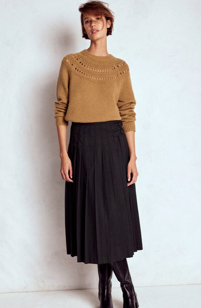 Model dalam jumper unta yang lembut dan rok hitam
