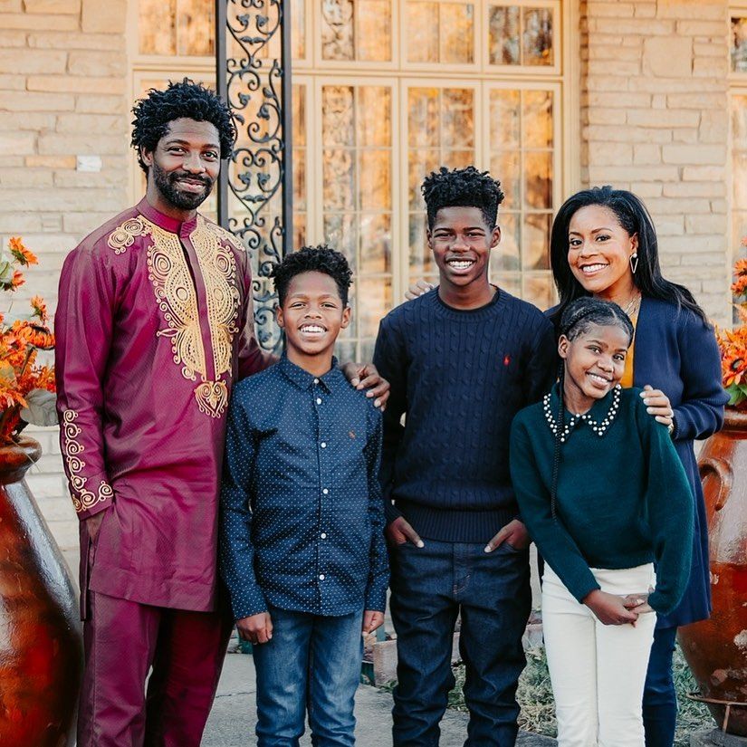 Sheinelle Jones con su esposo Uche Ojeh y sus tres hijos