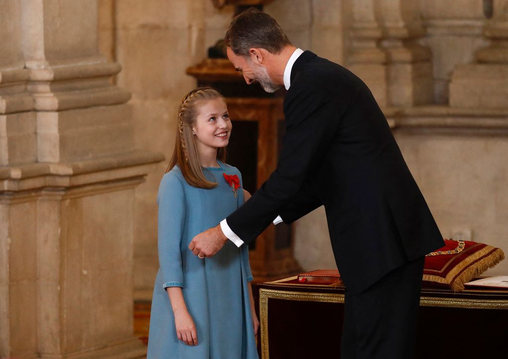 TOPSHOT - Spain's King Felipe VI (R) awards Spain's most prestigious awards, the Order of the Golden Fleece (Toison de Oro) which dates from 1430, to his daughter Princess Leonor (L), 12-year-old heir to the throne, during a ceremony at the Royal Palace in Madrid, on January 30, 2018. (Photo by JUAN MEDINA / POOL / AFP) (Photo by JUAN MEDINA/POOL/AFP via Getty Images)