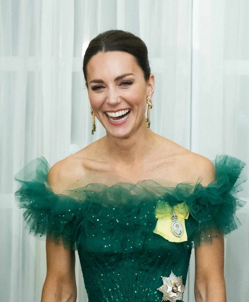 Catherine, Duchess of Cambridge dan Pangeran William, Duke of Cambridge menghadiri makan malam yang diselenggarakan oleh Gubernur Jenderal Jamaika di King's House pada 23 Maret 2022 di Kingston, Jamaika.
