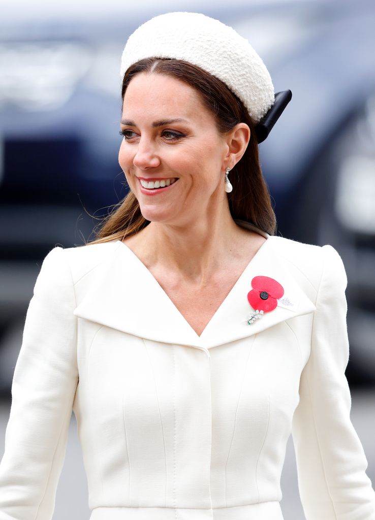 Kate Middleton di White Fluffy Headband di Anzac Day Service of Comnoration and Thanksgiving di Westminster Abbey pada 25 April 2022 di London