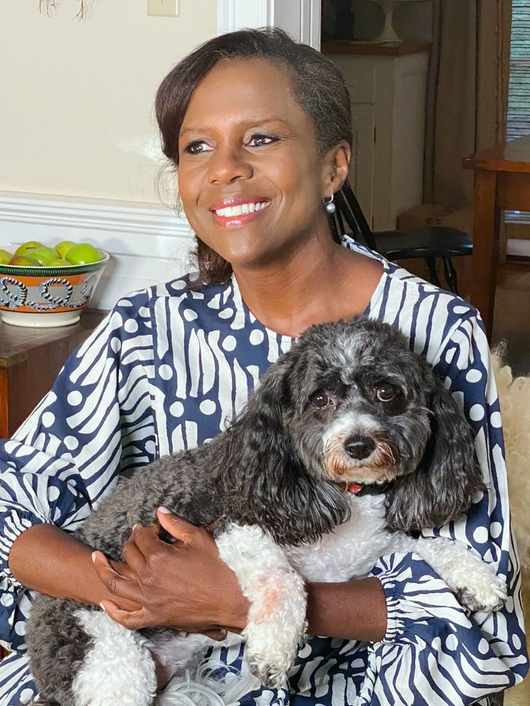 Deborah Roberts bế chú chó Pepper quá cố