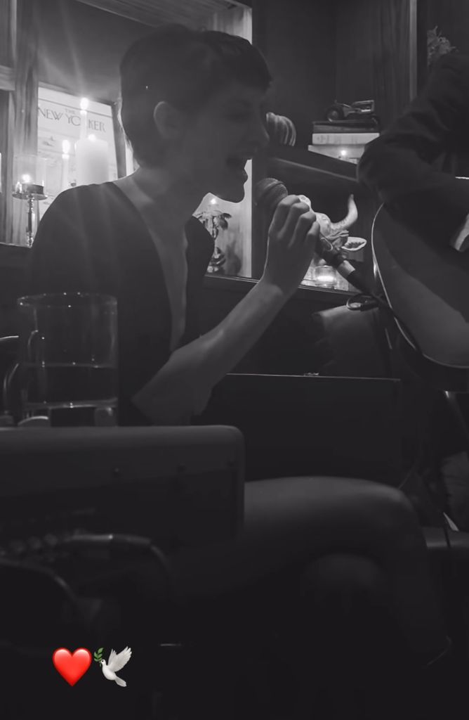 Audrey McGraw sekarang menampilkan foto hitam putih dengan potongan pixie