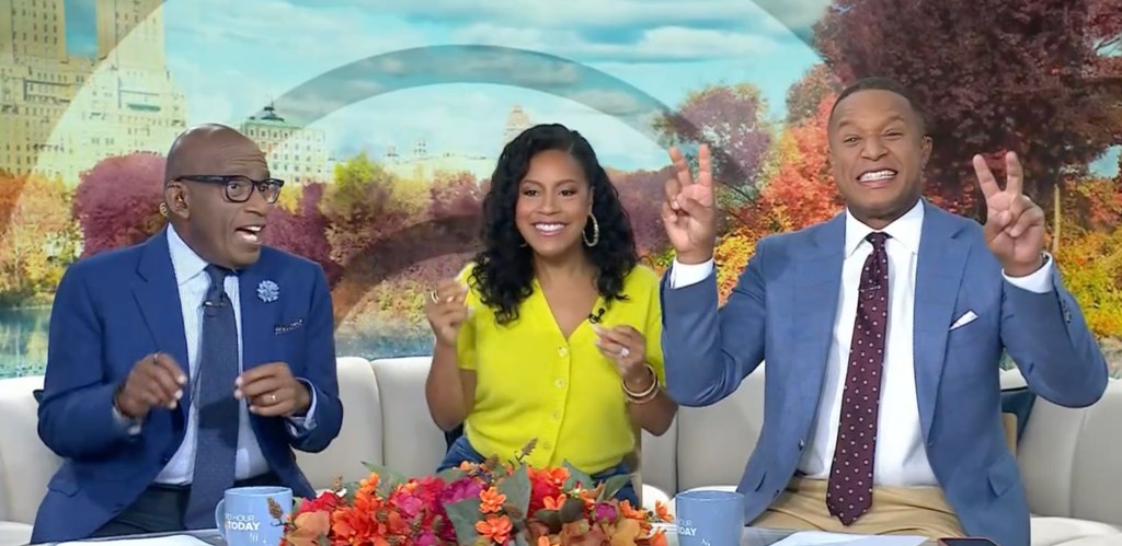 Craig Melvin đang trích dẫn lời thoại trước ống kính máy quay bên cạnh Sheinelle Jones và Al Roker