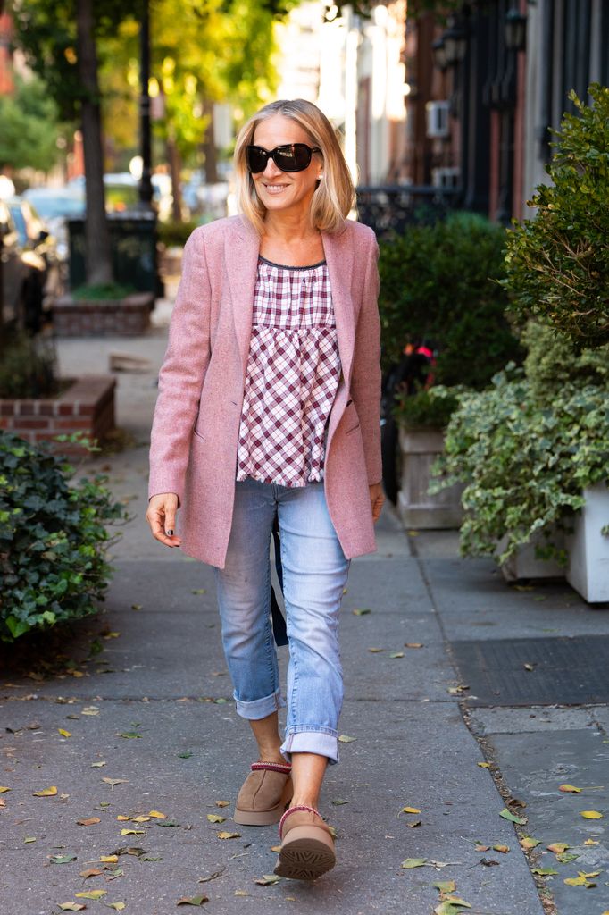 Sarah Jessica berjalan di jalan New York dengan sepatu bot UGG