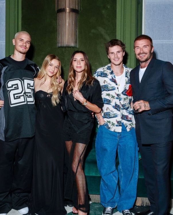 Romeo Beckham dengan Harper Beckham, Victoria Beckham, Cruz Beckham dan Brooklyn Beckham