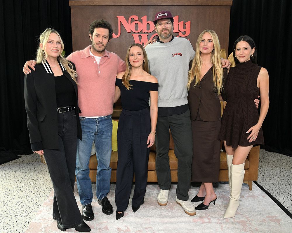 Adam dan Kristen berfoto dengan Timothy Simons, Justine Lupe, Jackie Tohn dan Erin Foster