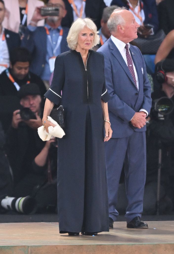 Camilla mengenakan jumpsuit biru tua ke upacara pembukaan Commonwealth Games 2022 di Birmingham