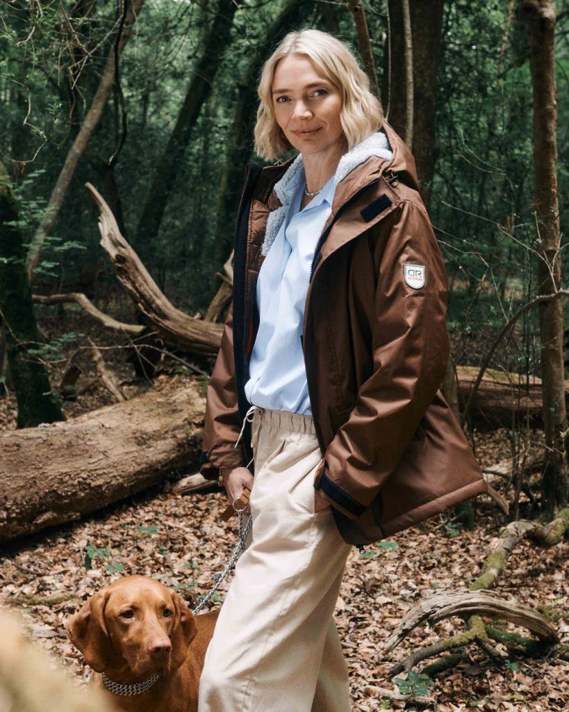 Jodie Kidd mengambil anjing untuk berjalan -jalan di hutan