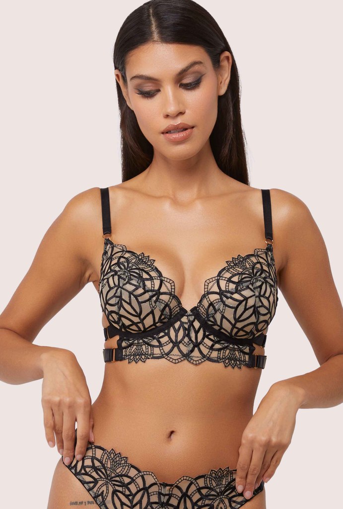 Model dalam bra hitam geometris mesh