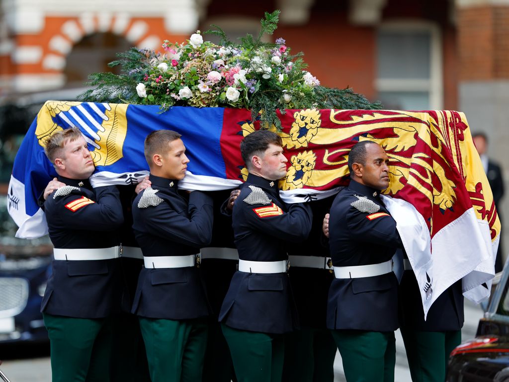 Pallbearers dari Royal Dragoon Guard membawa Katharine, Duchess of Kent's Coffin