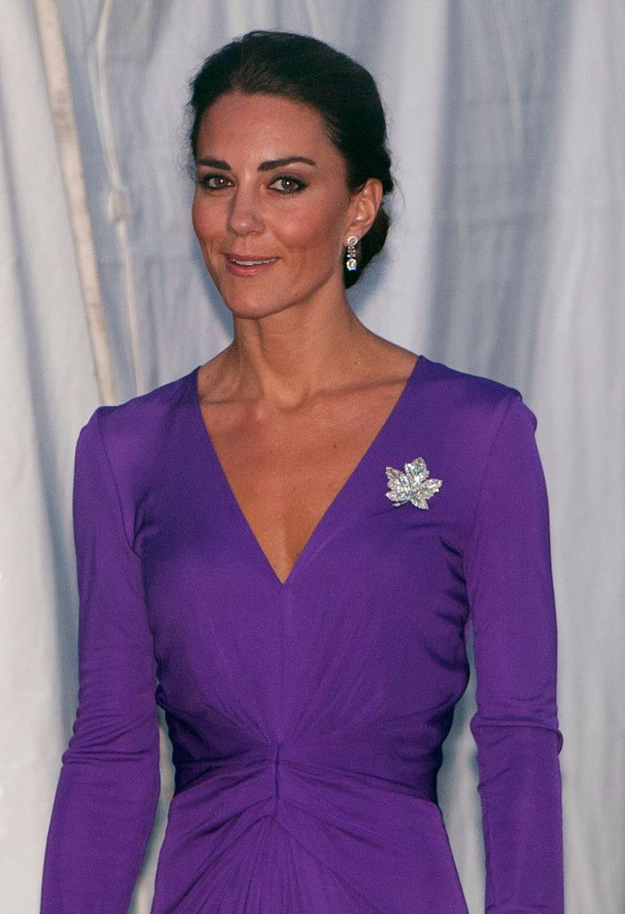 Kate Middleton mengenakan gaun Issa ungu saat Royal Couple's North American Tour pada 1 Juli 2011 di Ottawa, Kanada.  