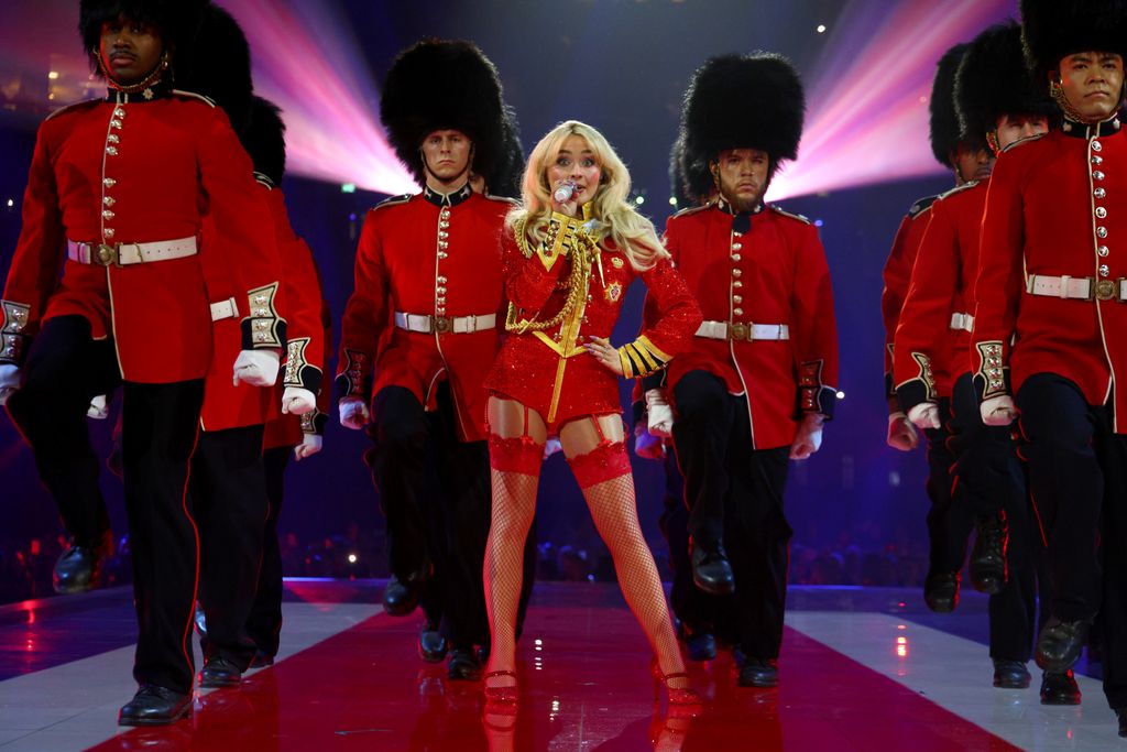 Sabrina Carpenter di atas panggung selama The BRIT Awards 2025