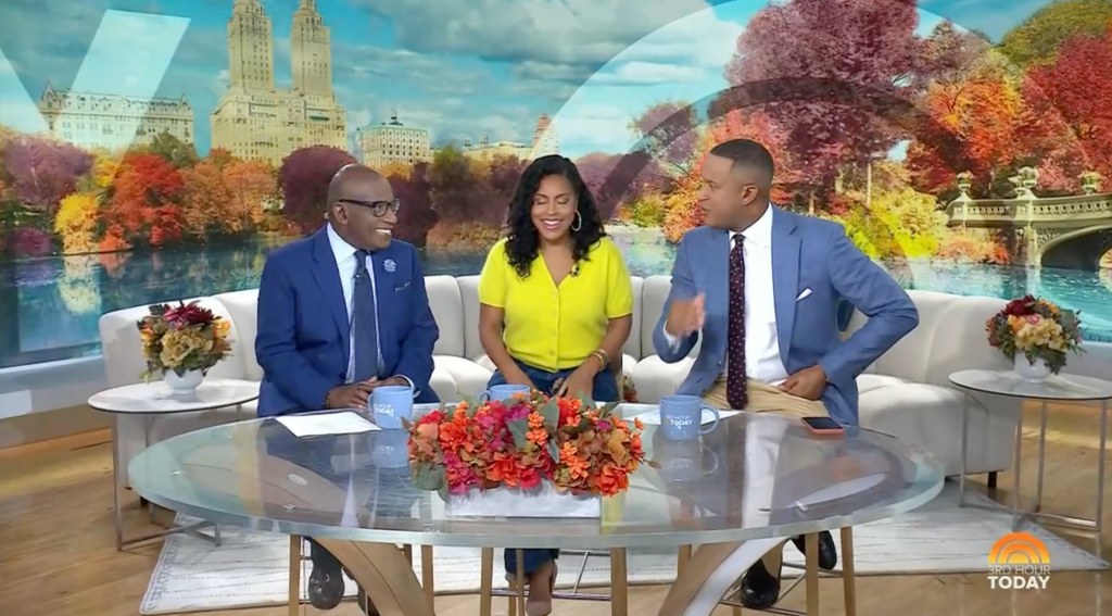 Al Roker trong bộ vest xanh nước biển, Sheinelle Jones mặc áo vàng và Craig trong bộ vest xanh nước biển tại studio TODAY