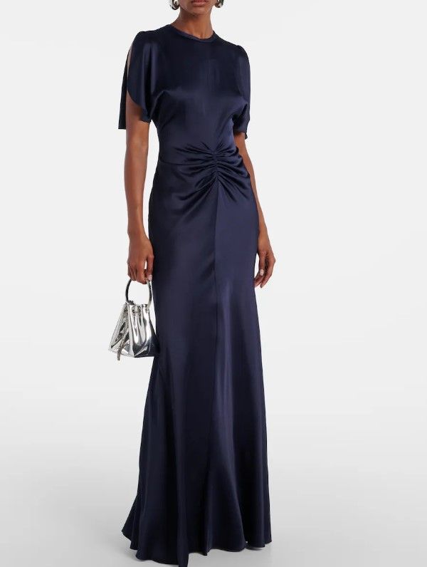 'Caped Gathered Crêpe Satin Gown' oleh Victoria Beckham