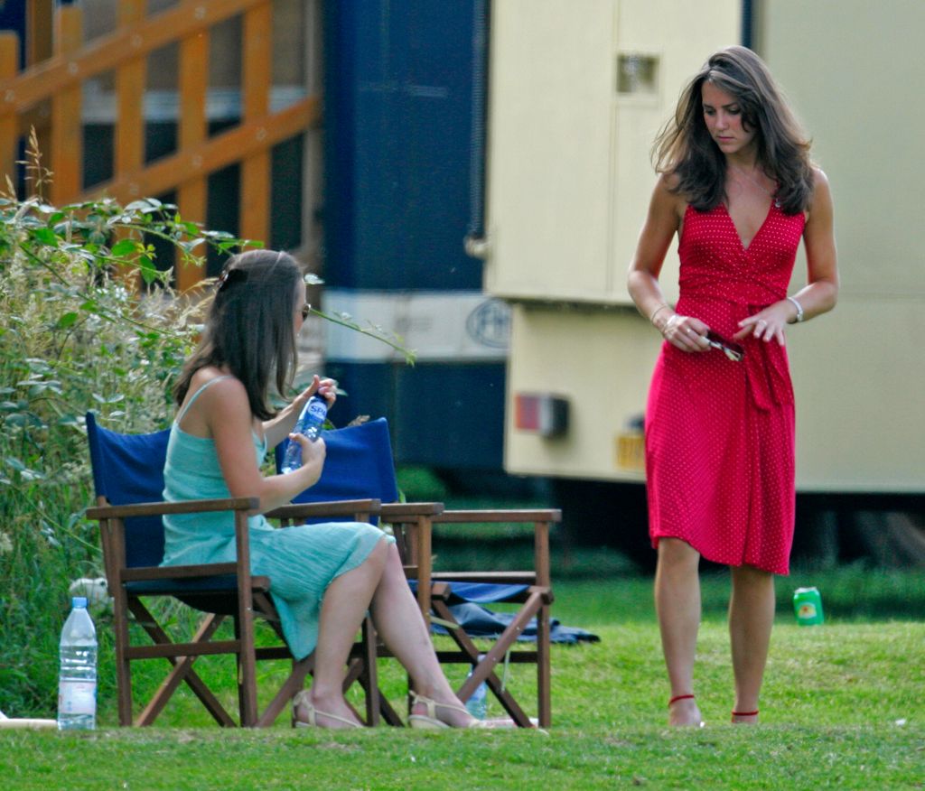 Foto Kate Middleton mengenakan gaun halterneck berwarna merah dan Pippa Middleton mengenakan gaun berwarna biru laut