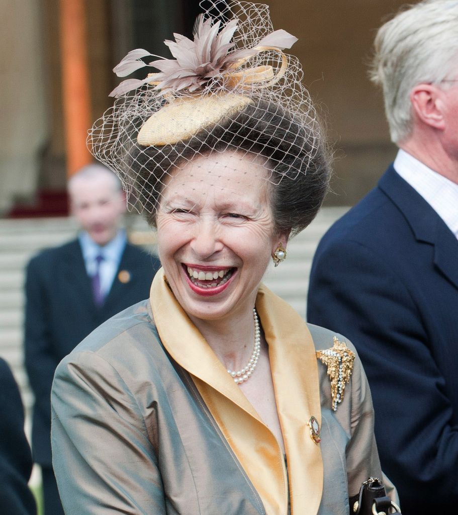 Putri Anne mengenakan anting -anting mutiara dan bros emas yang menyerang ke pesta taman Buckingham Palace pada tahun 2011