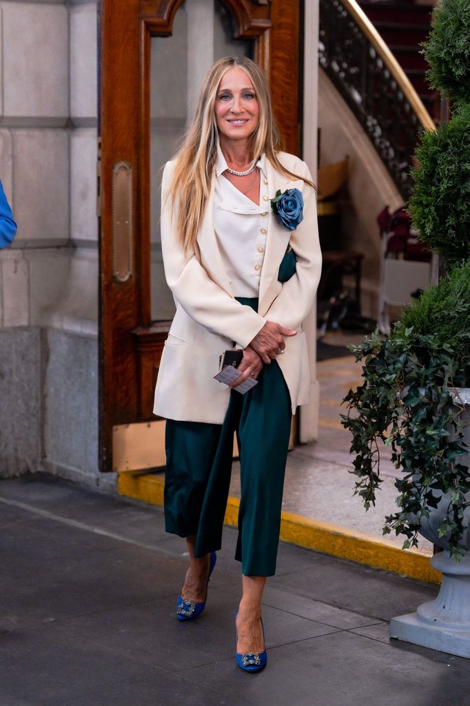 Sarah Jessica Parker terlihat syuting dan seperti itu pada tahun 2021, kembali ke Manolos itu