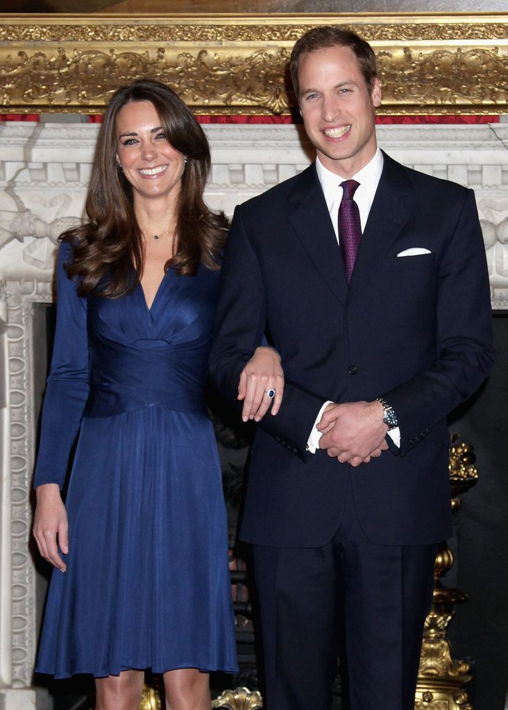 Pangeran William dan Kate Middleton secara resmi mengumumkan pertunangan mereka di Istana St James pada 16 November 2010 di London, Inggris. 