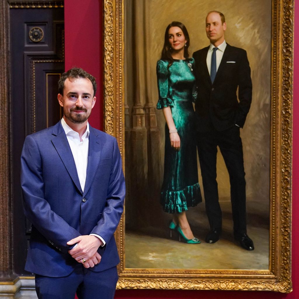 Artis Inggris Jamie Coreth berpose dengan lukisan Pangeran William Inggris, Adipati Cambridge, dan Catherine Inggris, Duchess of Cambridge, diluncurkan di Museum Fitzwilliam di Cambridge pada 23 Juni 2022