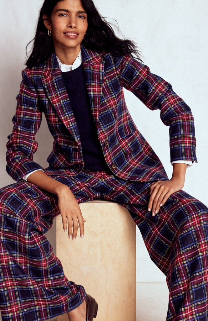 model dalam blazer dan celana tartan yang cocok