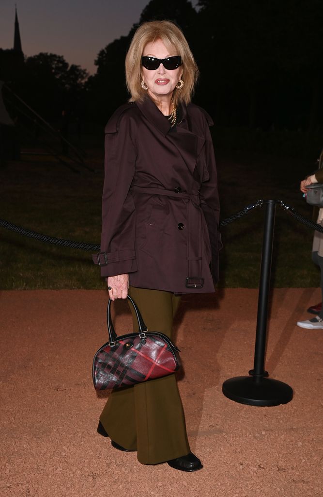 Joanna Lumley llega al show de Burberry Summer 2026 durante la Semana de la Moda de Londres el 22 de septiembre de 2025 en Londres, Inglaterra. (Foto de Alan Chapman/Dave Benett/Getty Images para Burberry)