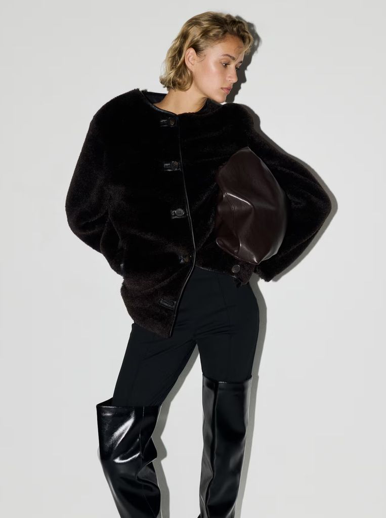 Mantel bulu domba palsu H&M berwarna coklat tua