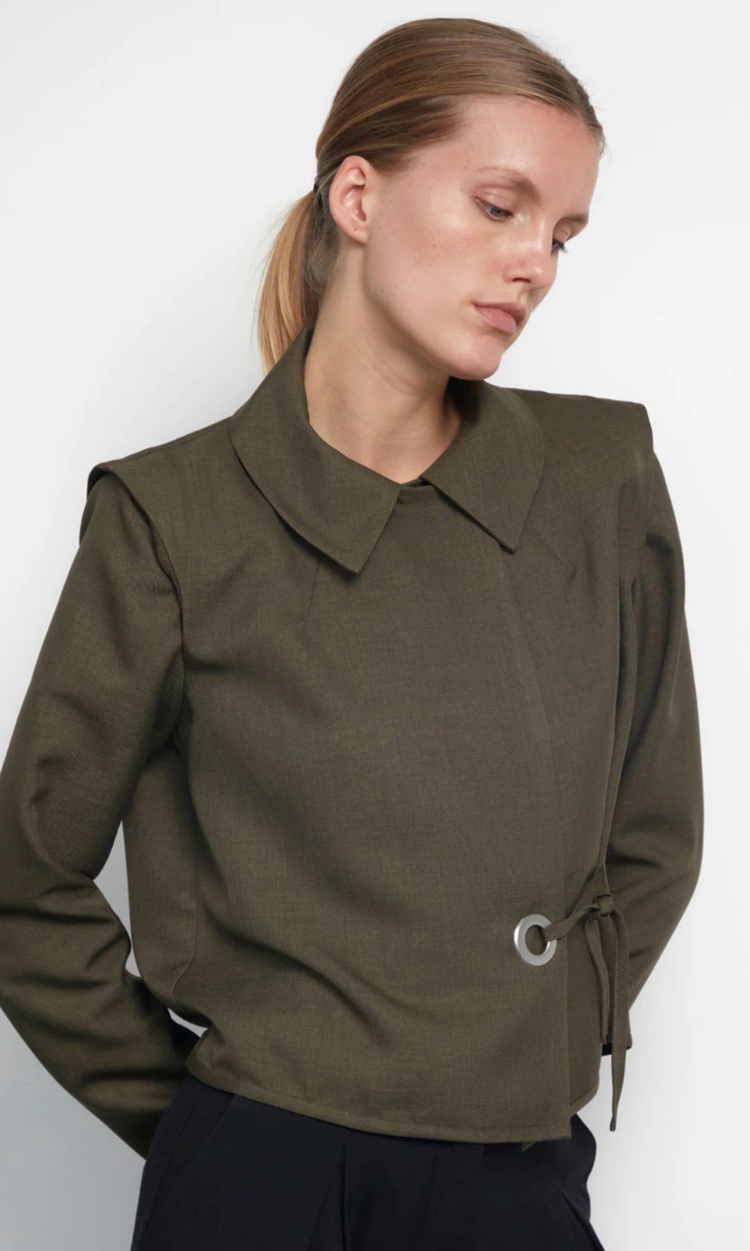 Model ecom ditembak mengenakan jaket No Emotions Kate