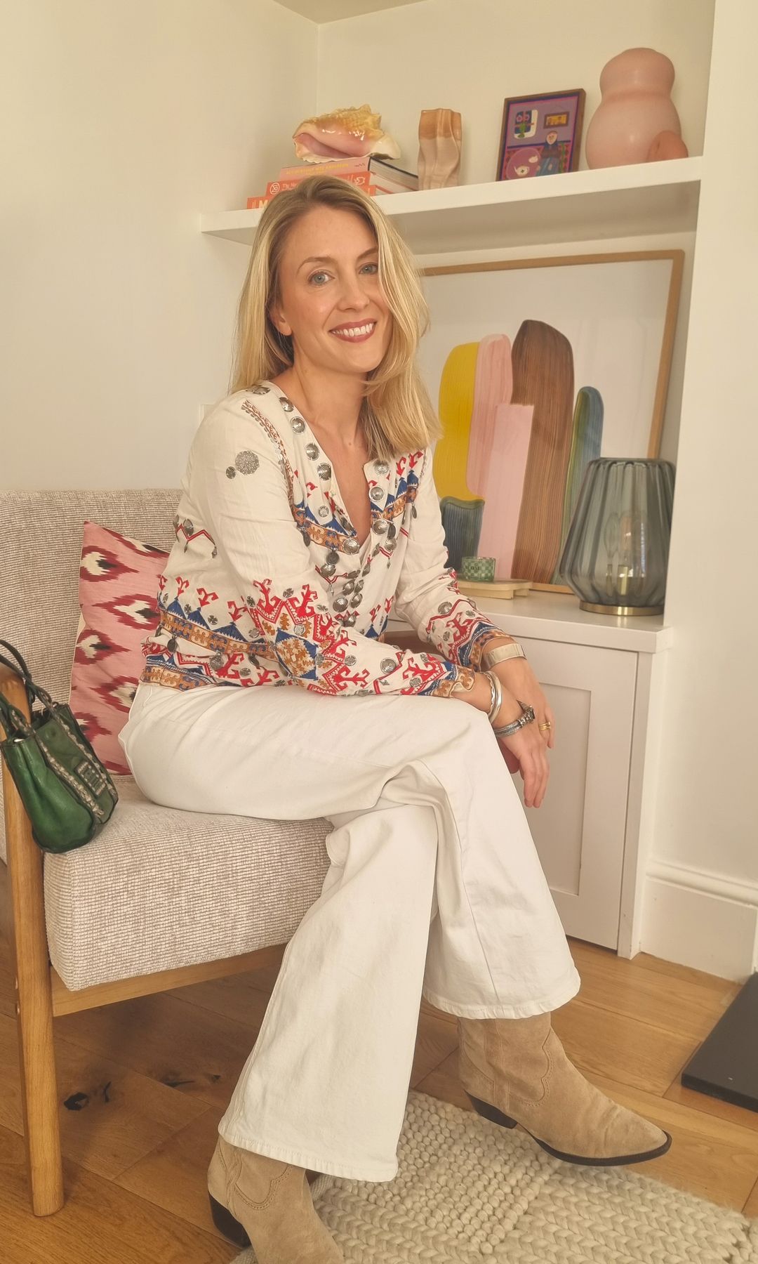 Ariya Wilkinson en jean et bottes blancs
