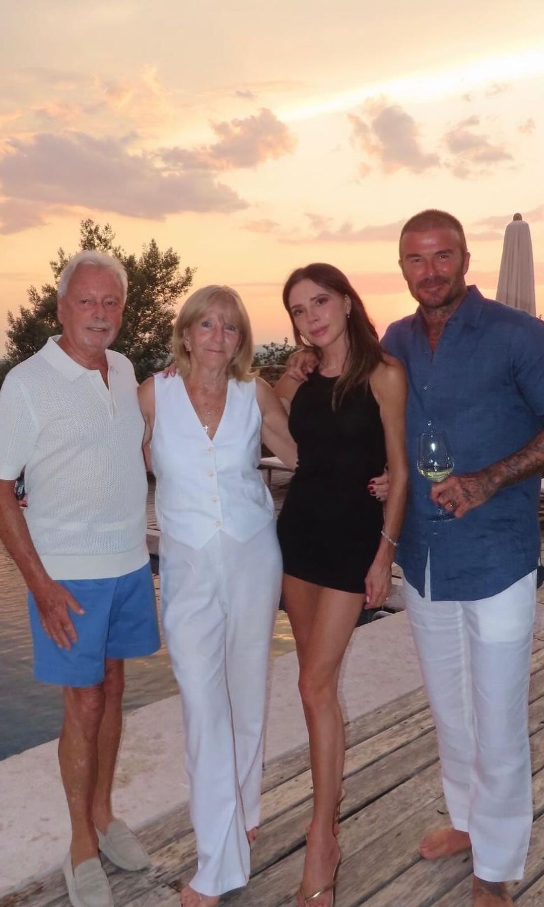 Victoria dan David Beckham berpose untuk foto saat liburan