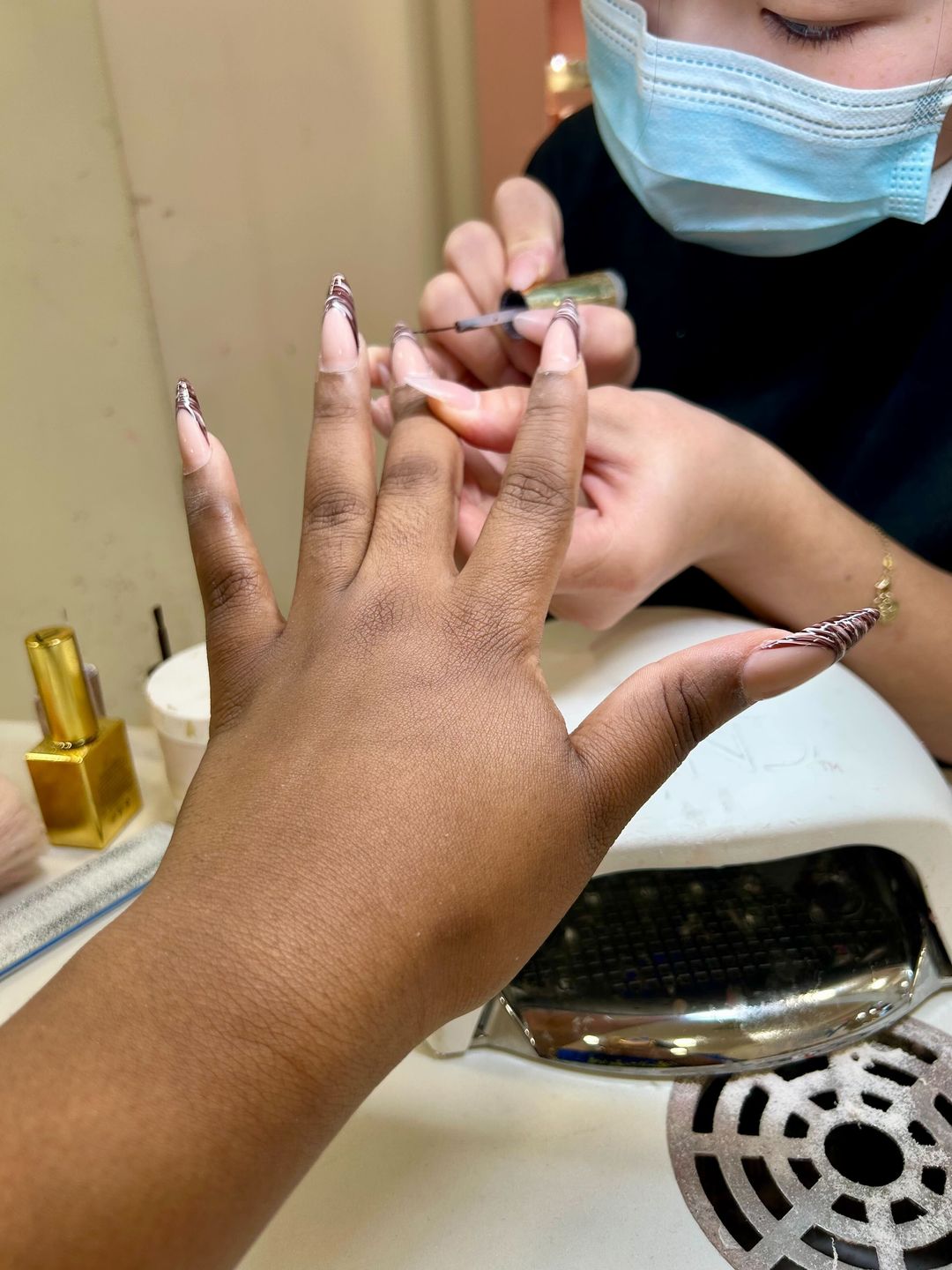 Dark Chocolate Swirls Take Over Nails This Season