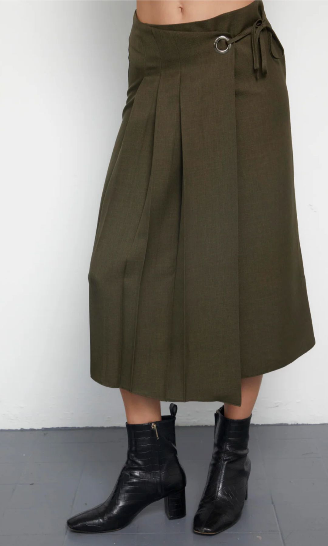 Model ecom ditembak mengenakan rok No Emotions Kate