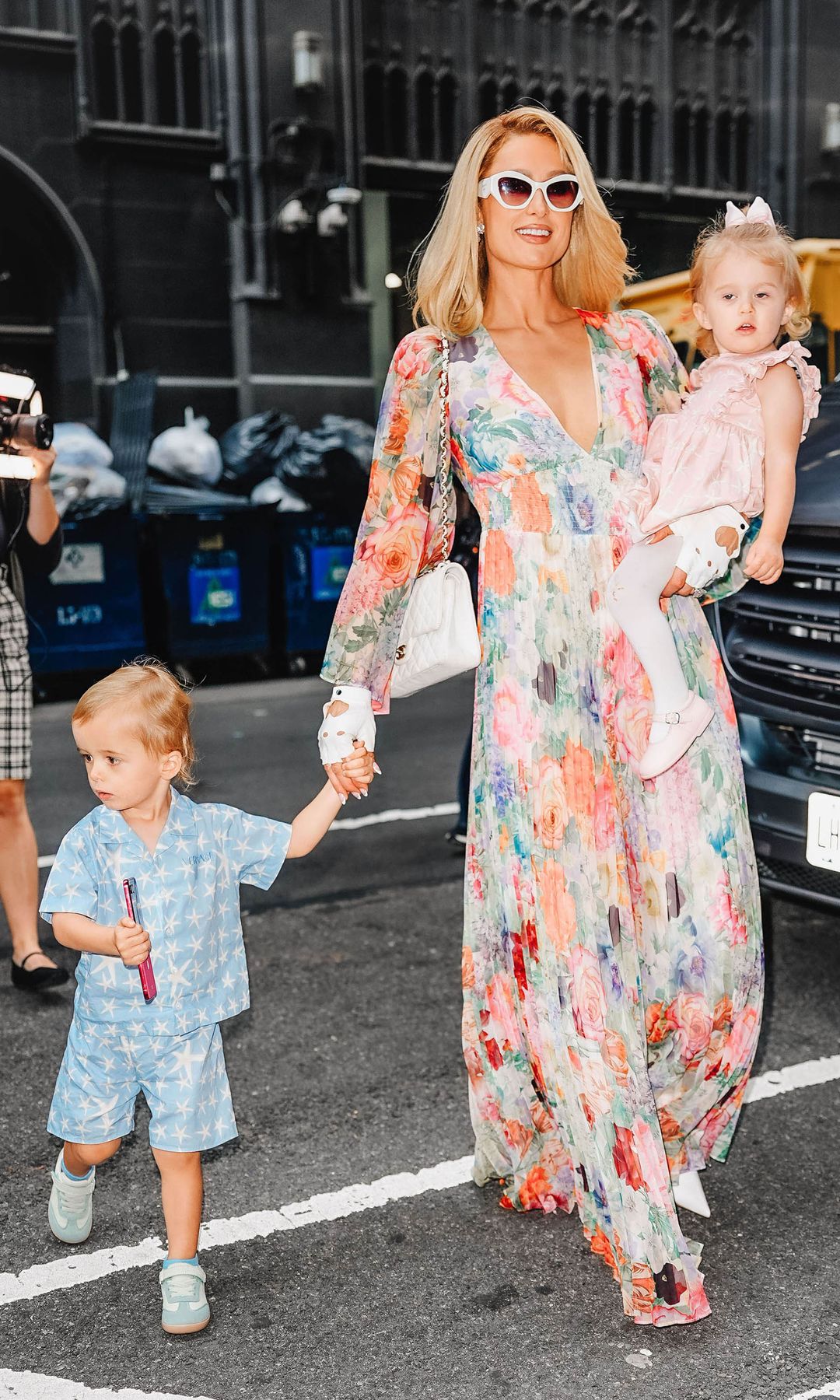 Paris Hilton dengan putranya Phoenix Hilton Reum dan putrinya London Hilton 