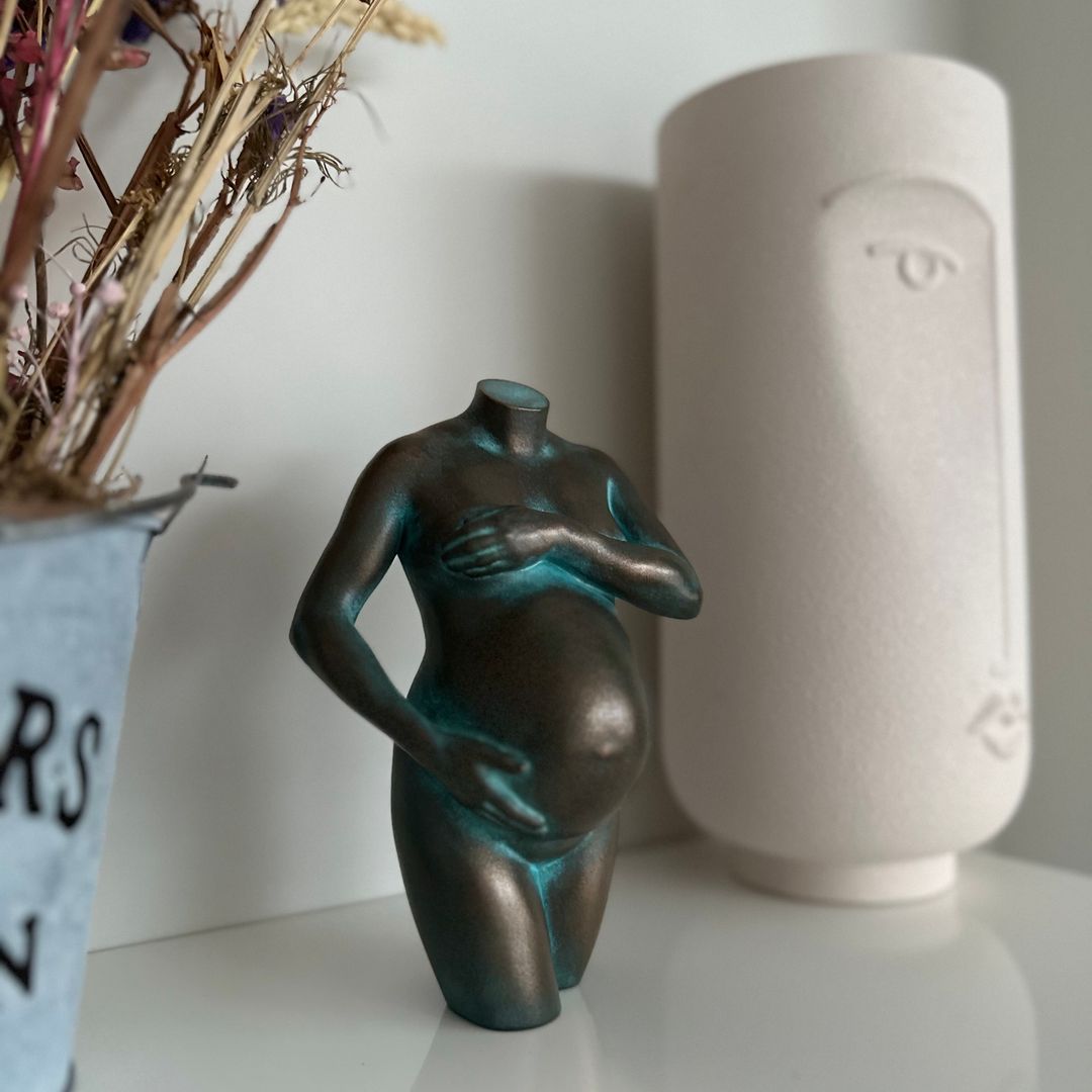 I followed in the stars' footsteps and turned my baby bump into a sculpture