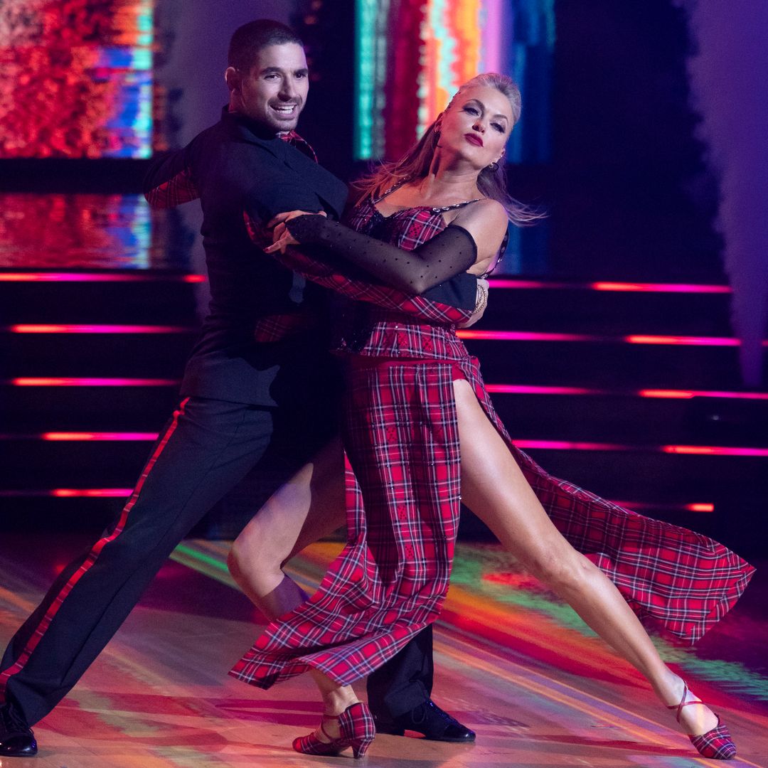 DWTS star Elaine Hendrix carried off ballroom floor, hospitalized after rehearsal injury