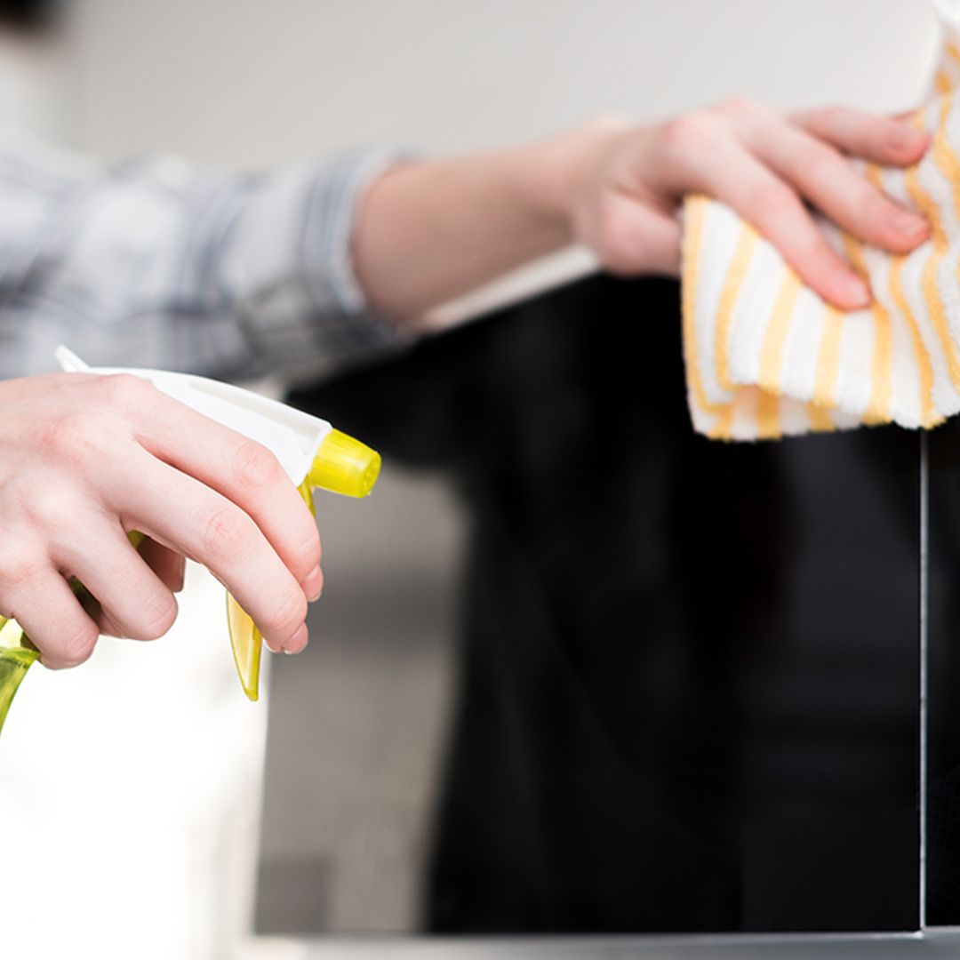 How to clean a microwave with minimal effort – quick and easy expert tips