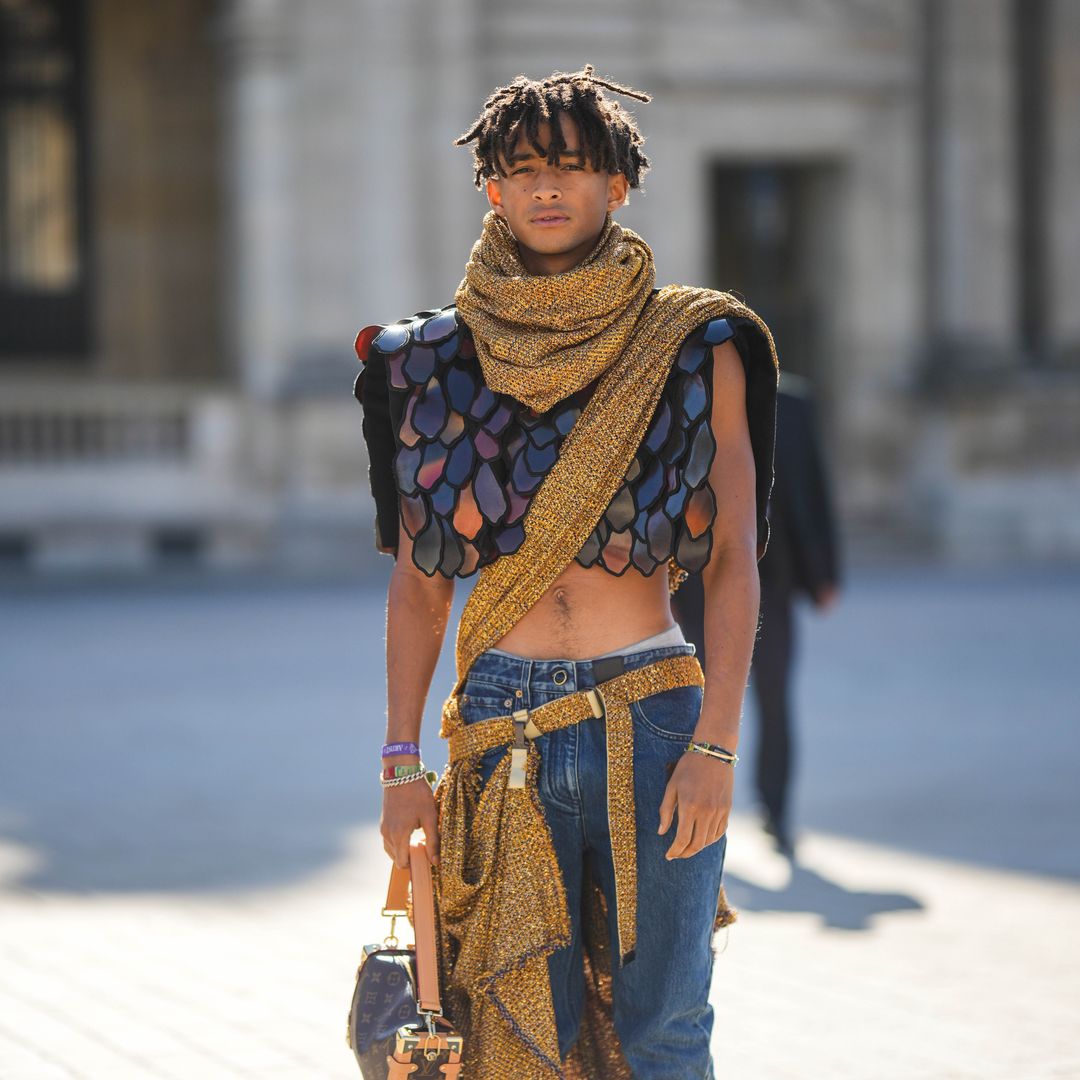 Jaden Smith memakai tweed emas dan hitam dengan syal berpayet bersulam dari Louis Vuitton, Tweed Emas dan Hitam dengan Crossbody Berpuys Suling / Syal Panjang Berikat, Blue Vuitton, Louis Vuitton, Louis Vuitton, Pola Monogram Louis Louis Louis Hand -Louis, sebuah pola monogram LV yang dipotong di COOTED CANOM DENGAN LOUIS DARI LOUIS COLATE DALAM COLATE LOVE. Gelang dari Louis Vuitton, gelang berwarna, kulit putih dan sepatu kets abu -abu pucat dari New Balance, di luar Louis Vuitton, selama Paris Fashion Week - Womenswear Spring/Summer 2023, pada 04 Oktober 2022 di Paris, Prancis.